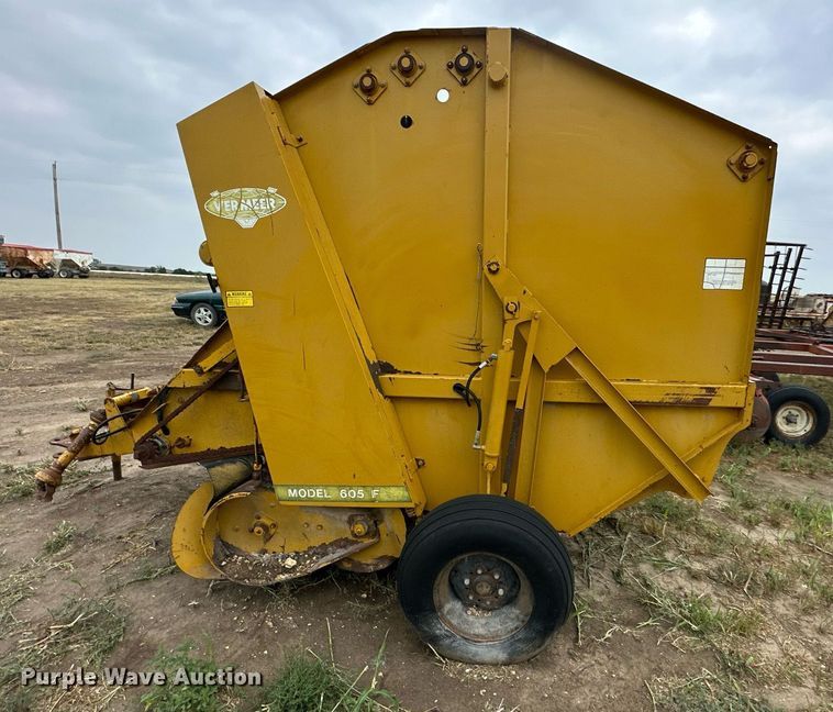 image for item NP9606 Vermeer 605F  round baler