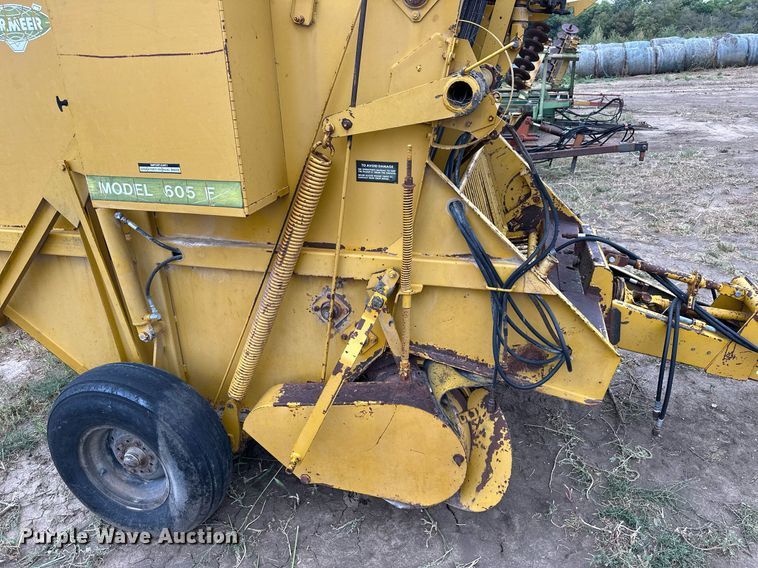image for item NP9606 Vermeer 605F  round baler