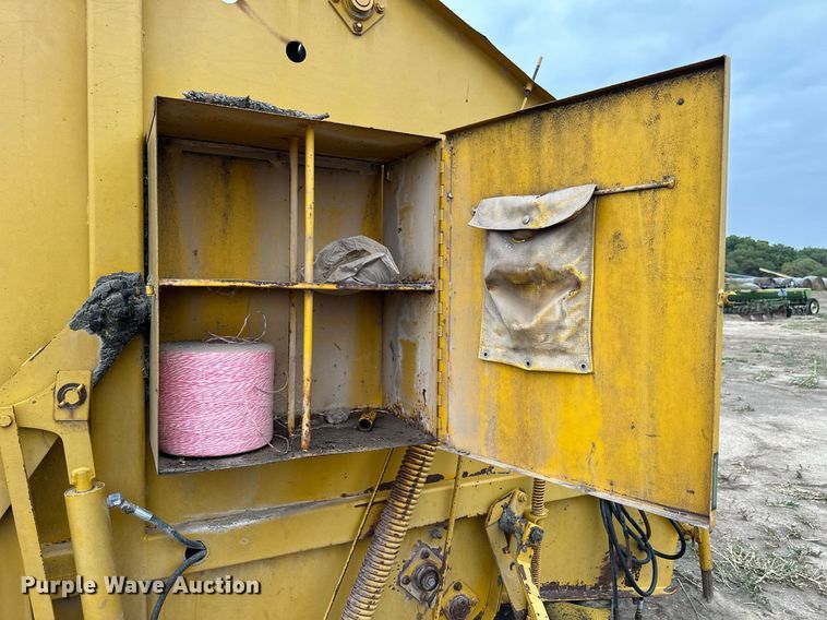 image for item NP9606 Vermeer 605F  round baler