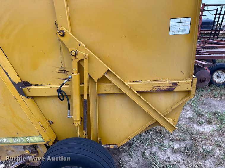 image for item NP9606 Vermeer 605F  round baler