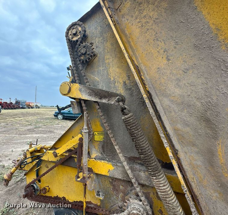 image for item NP9606 Vermeer 605F  round baler