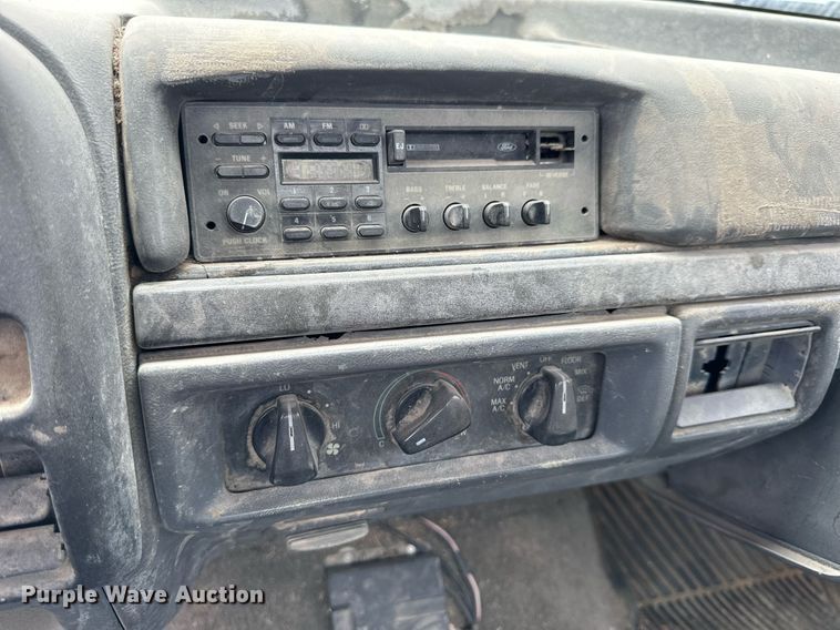 image for item NP9609 1992 Ford F150 XLT  pickup truck