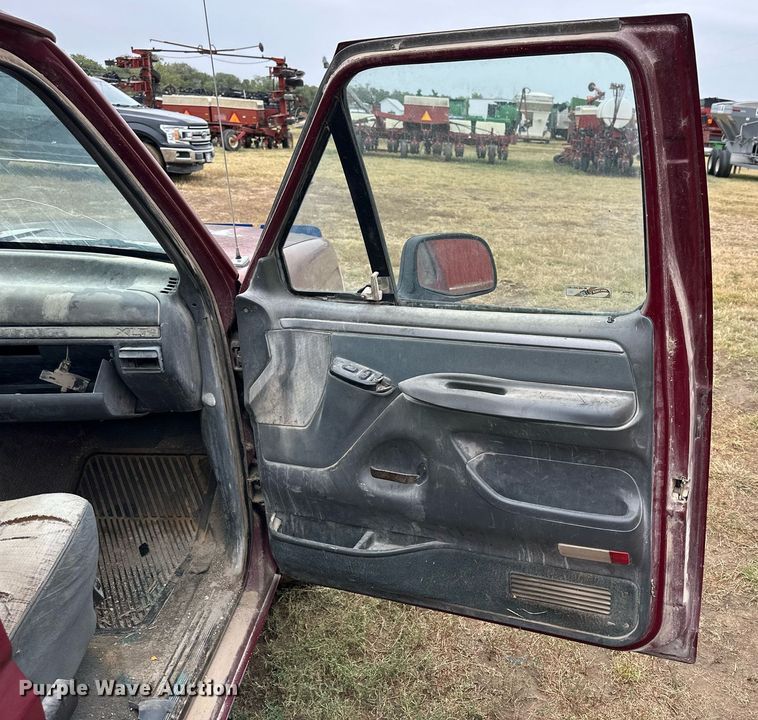 image for item NP9609 1992 Ford F150 XLT  pickup truck