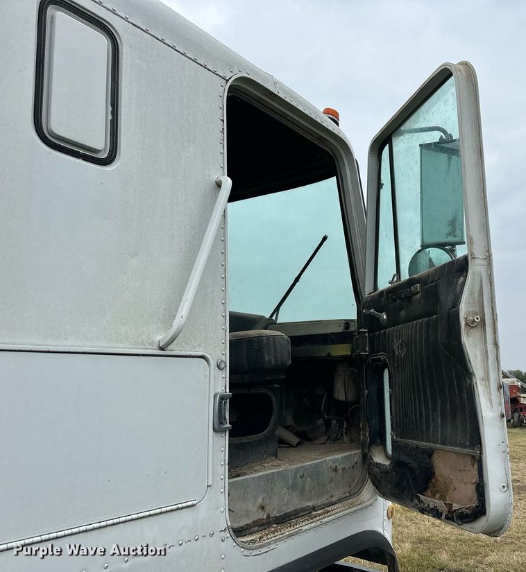 image for item NP9611 1974 Chevrolet Astro 95  grain truck