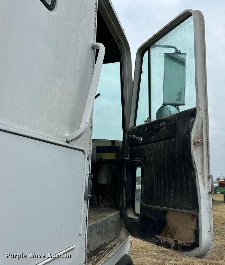 image for item NP9611 1974 Chevrolet Astro 95  grain truck