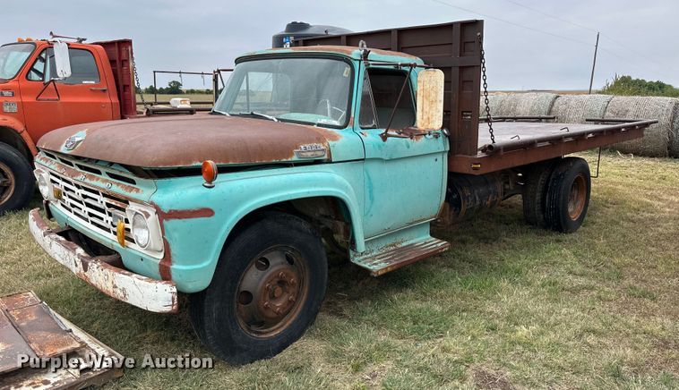 image for item NP9612 1964 Ford F600  flatbed truck