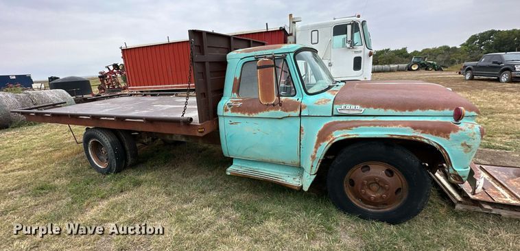 image for item NP9612 1964 Ford F600  flatbed truck
