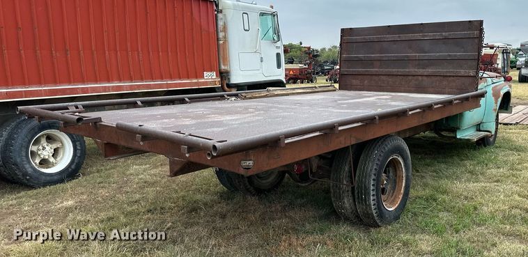 image for item NP9612 1964 Ford F600  flatbed truck