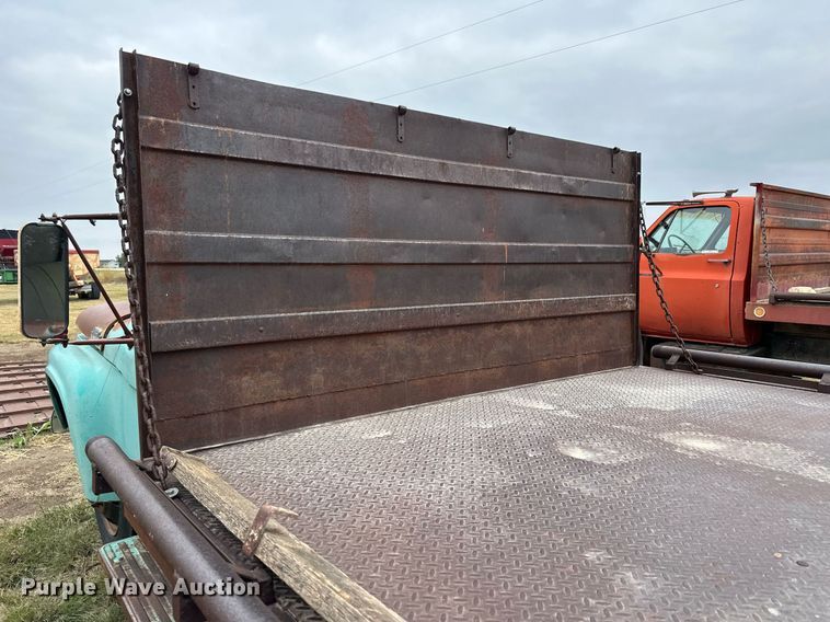 image for item NP9612 1964 Ford F600  flatbed truck