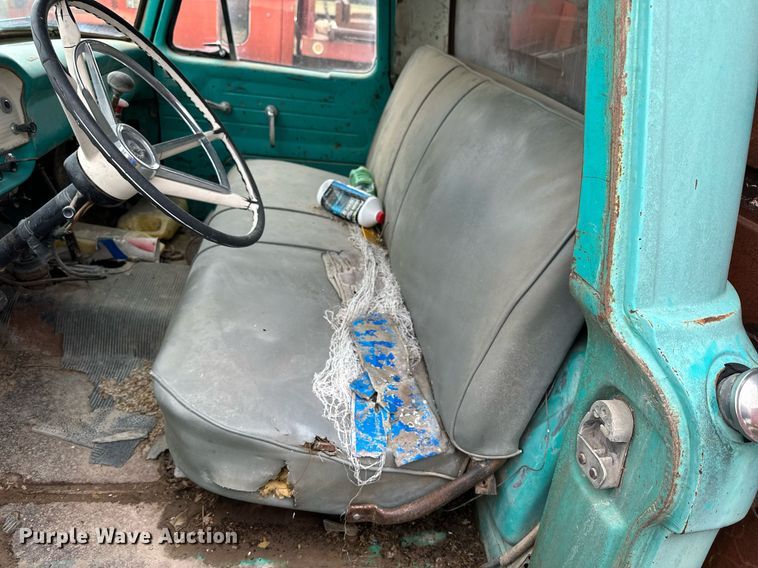 image for item NP9612 1964 Ford F600  flatbed truck