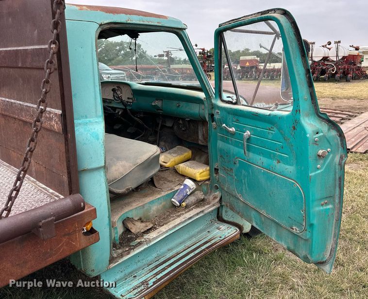 image for item NP9612 1964 Ford F600  flatbed truck