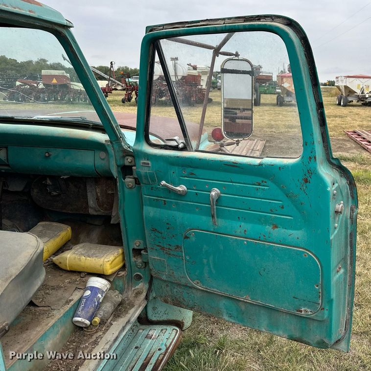 image for item NP9612 1964 Ford F600  flatbed truck