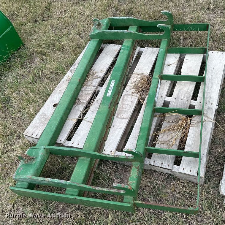 image for item NP9626 John Deere  fork carriage