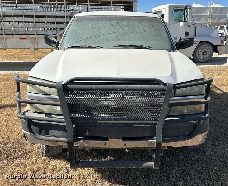 image for item OK9176 2003 Chevrolet Silverado 2500HD  flatbed pickup truck