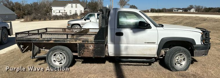 image for item OK9176 2003 Chevrolet Silverado 2500HD  flatbed pickup truck
