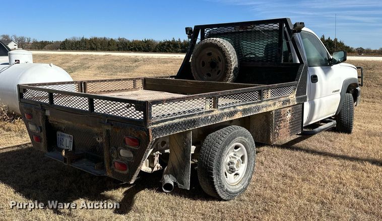 image for item OK9176 2003 Chevrolet Silverado 2500HD  flatbed pickup truck