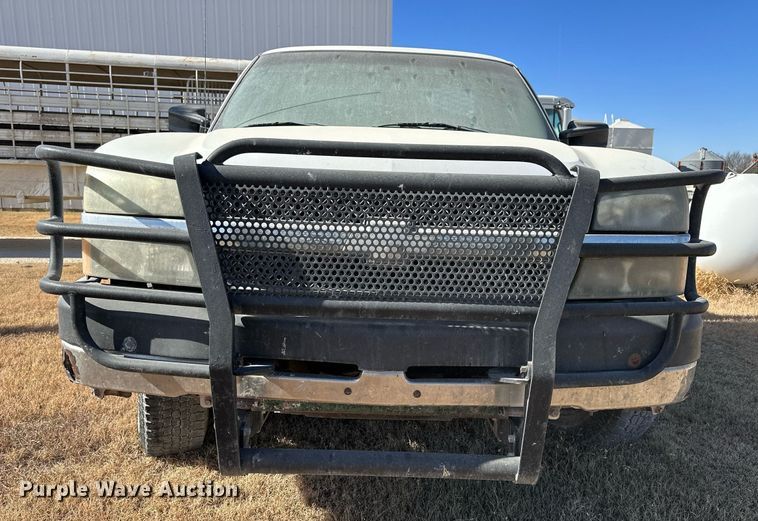 image for item OK9176 2003 Chevrolet Silverado 2500HD  flatbed pickup truck