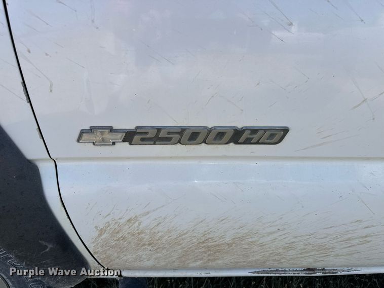 image for item OK9176 2003 Chevrolet Silverado 2500HD  flatbed pickup truck