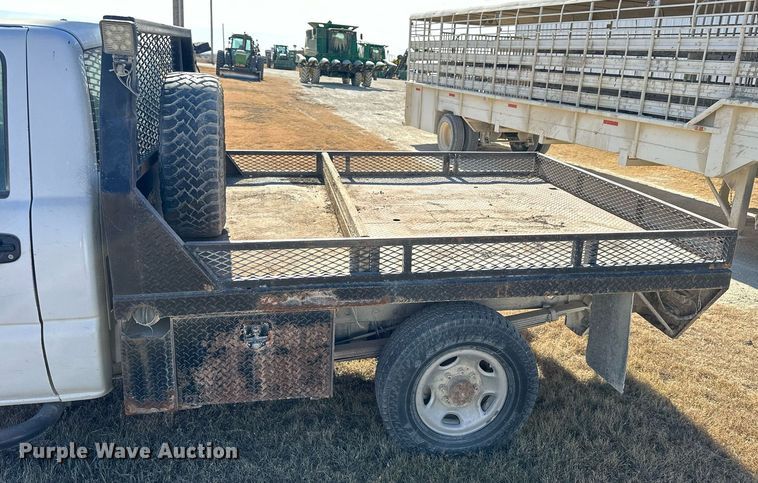 image for item OK9176 2003 Chevrolet Silverado 2500HD  flatbed pickup truck