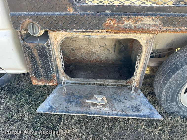 image for item OK9176 2003 Chevrolet Silverado 2500HD  flatbed pickup truck