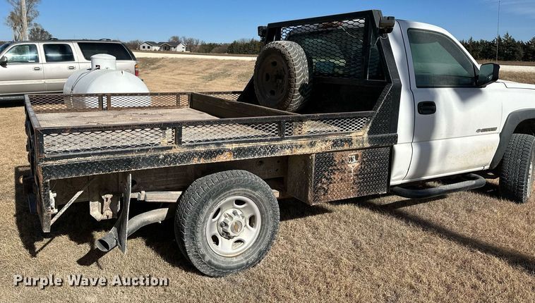 image for item OK9176 2003 Chevrolet Silverado 2500HD  flatbed pickup truck