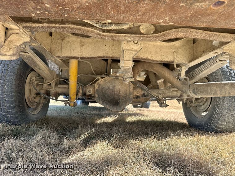 image for item OK9176 2003 Chevrolet Silverado 2500HD  flatbed pickup truck