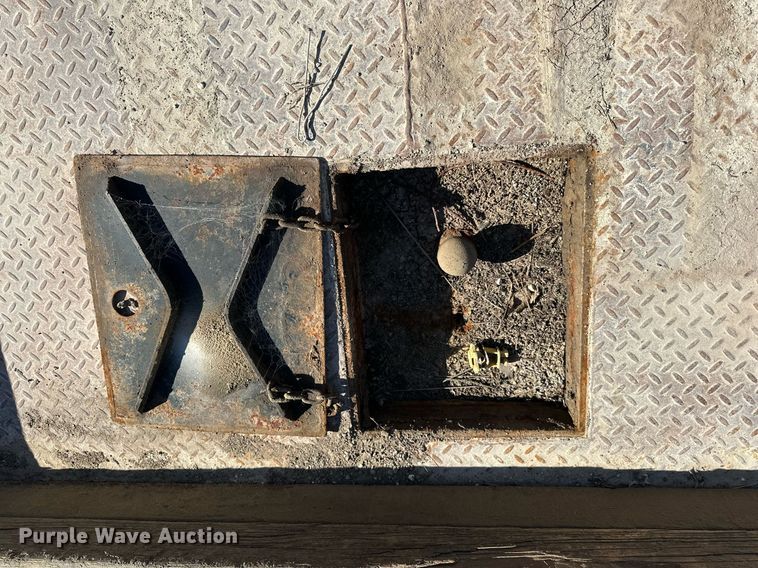 image for item OK9176 2003 Chevrolet Silverado 2500HD  flatbed pickup truck