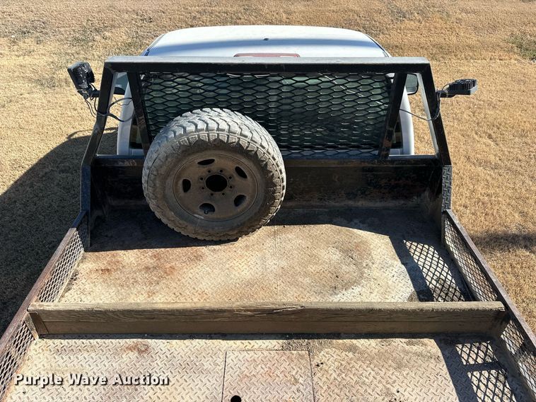 image for item OK9176 2003 Chevrolet Silverado 2500HD  flatbed pickup truck