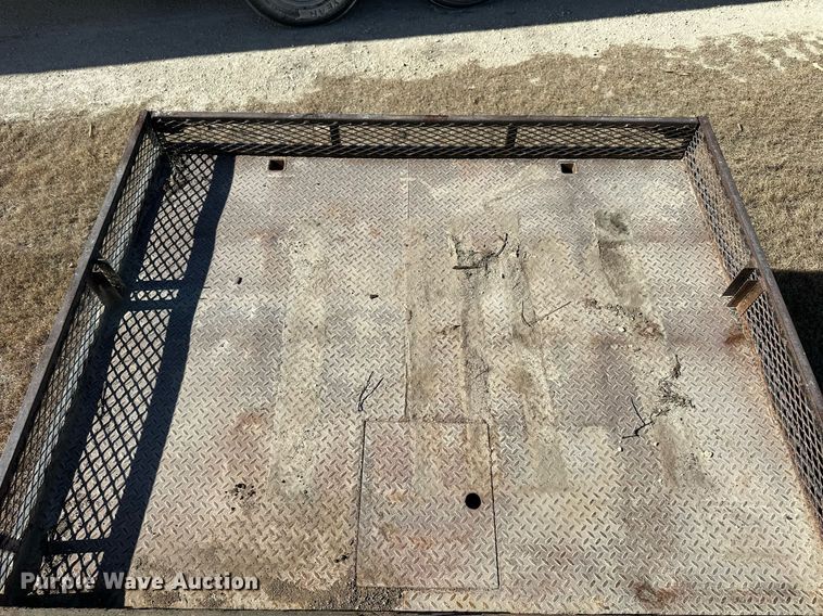 image for item OK9176 2003 Chevrolet Silverado 2500HD  flatbed pickup truck