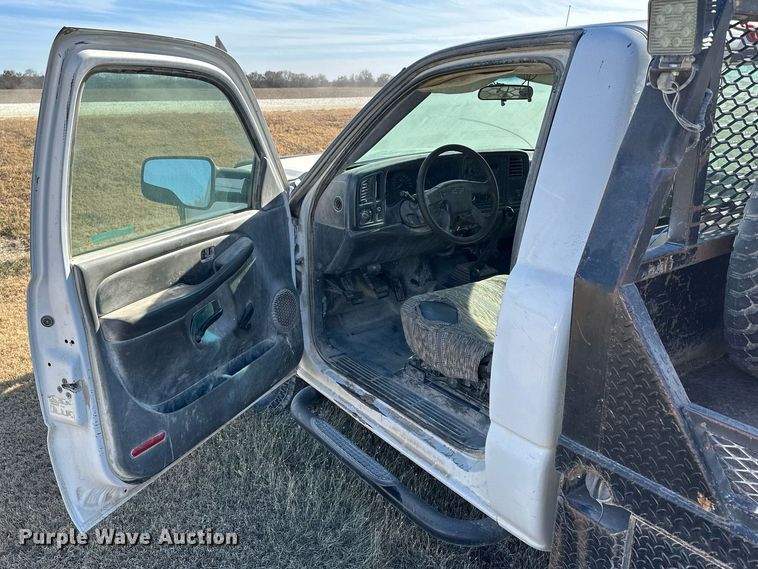 image for item OK9176 2003 Chevrolet Silverado 2500HD  flatbed pickup truck