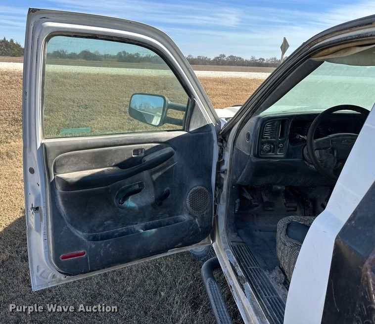 image for item OK9176 2003 Chevrolet Silverado 2500HD  flatbed pickup truck