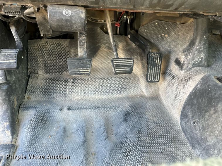 image for item OK9176 2003 Chevrolet Silverado 2500HD  flatbed pickup truck