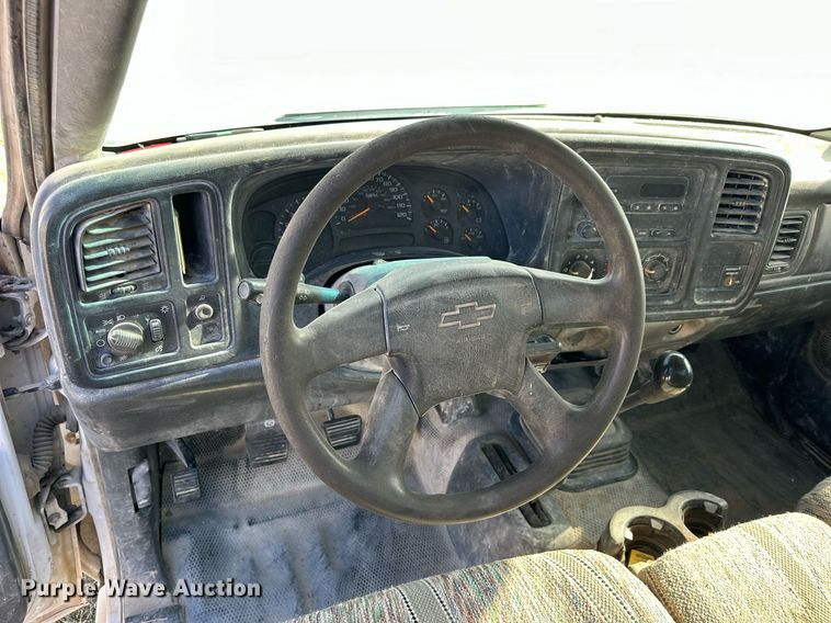 image for item OK9176 2003 Chevrolet Silverado 2500HD  flatbed pickup truck