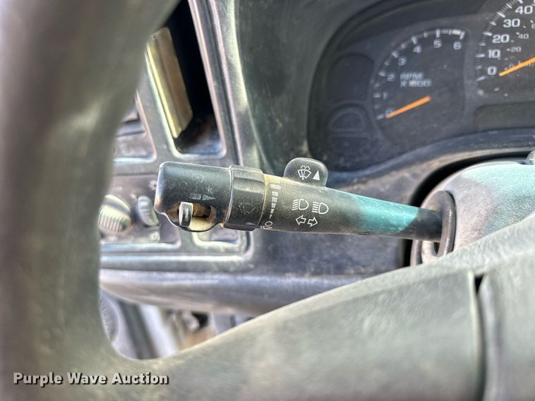 image for item OK9176 2003 Chevrolet Silverado 2500HD  flatbed pickup truck