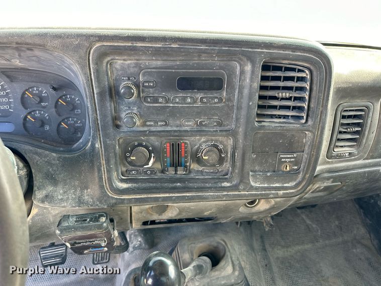 image for item OK9176 2003 Chevrolet Silverado 2500HD  flatbed pickup truck