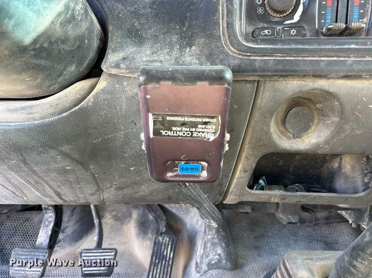 image for item OK9176 2003 Chevrolet Silverado 2500HD  flatbed pickup truck