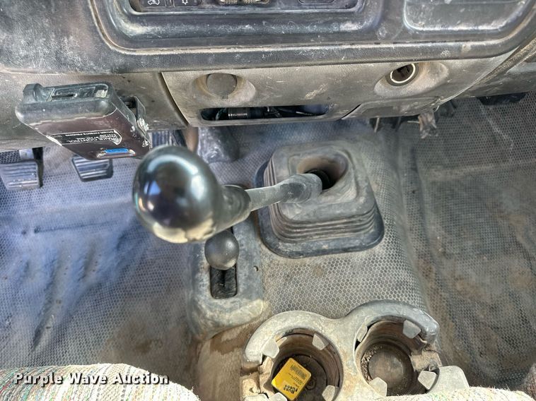 image for item OK9176 2003 Chevrolet Silverado 2500HD  flatbed pickup truck