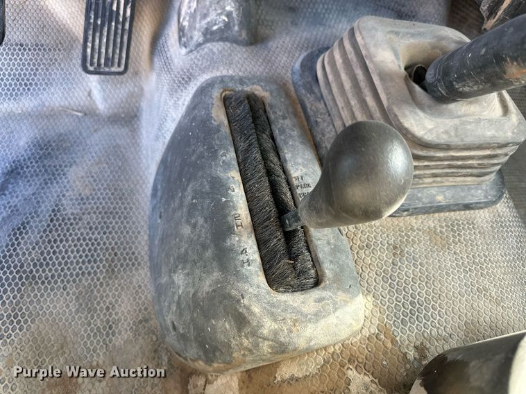 image for item OK9176 2003 Chevrolet Silverado 2500HD  flatbed pickup truck