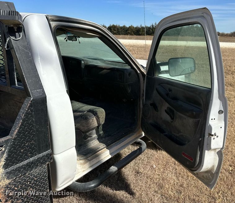 image for item OK9176 2003 Chevrolet Silverado 2500HD  flatbed pickup truck