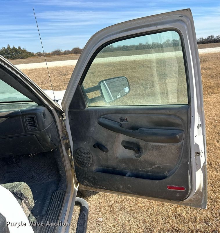 image for item OK9176 2003 Chevrolet Silverado 2500HD  flatbed pickup truck