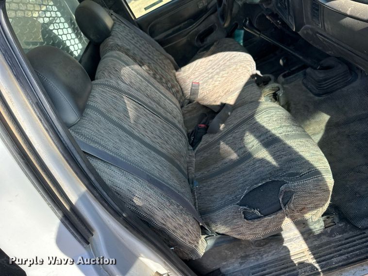 image for item OK9176 2003 Chevrolet Silverado 2500HD  flatbed pickup truck