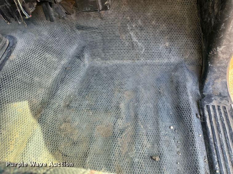 image for item OK9176 2003 Chevrolet Silverado 2500HD  flatbed pickup truck