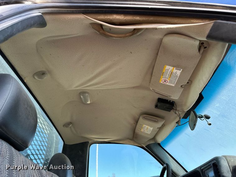 image for item OK9176 2003 Chevrolet Silverado 2500HD  flatbed pickup truck