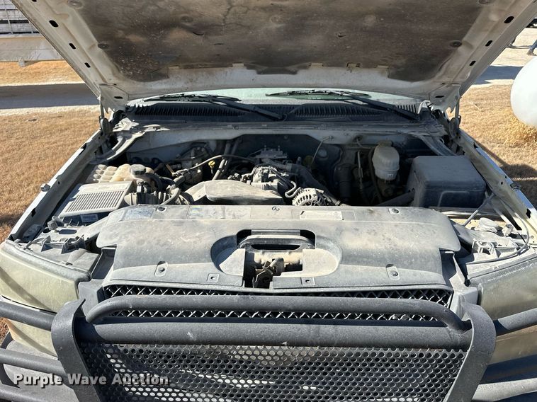 image for item OK9176 2003 Chevrolet Silverado 2500HD  flatbed pickup truck