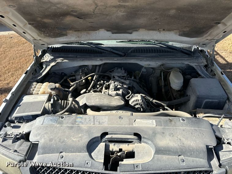 image for item OK9176 2003 Chevrolet Silverado 2500HD  flatbed pickup truck