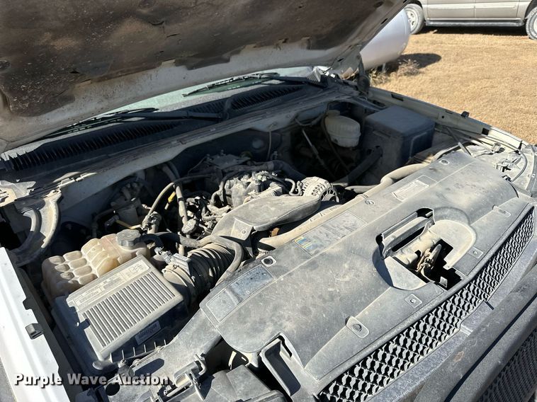 image for item OK9176 2003 Chevrolet Silverado 2500HD  flatbed pickup truck