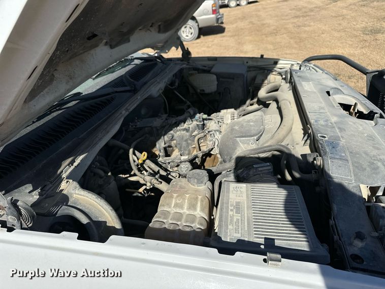 image for item OK9176 2003 Chevrolet Silverado 2500HD  flatbed pickup truck