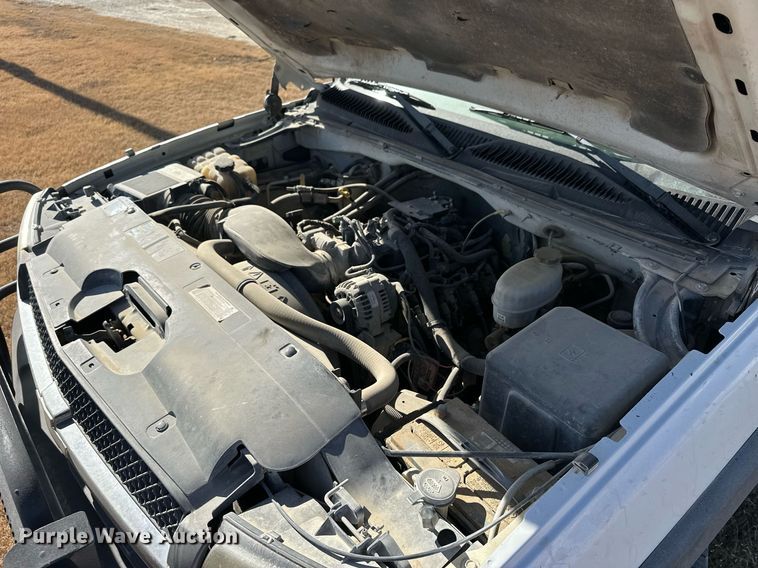 image for item OK9176 2003 Chevrolet Silverado 2500HD  flatbed pickup truck