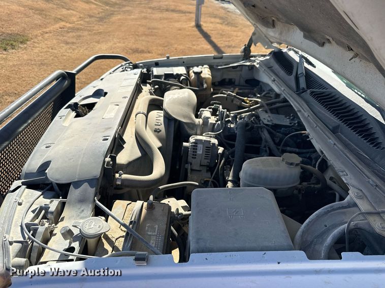 image for item OK9176 2003 Chevrolet Silverado 2500HD  flatbed pickup truck