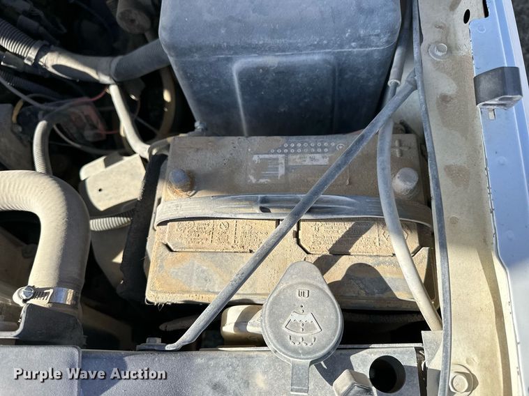 image for item OK9176 2003 Chevrolet Silverado 2500HD  flatbed pickup truck